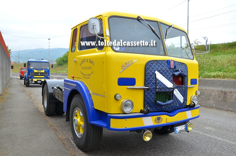 Autocarro FIAT 682 T3 del 1966 con carrozzeria di colore giallo/blu