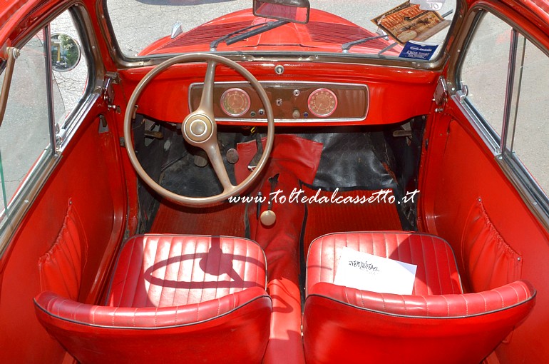 Abitacolo con interni rossi di una FIAT 500 C Topolino