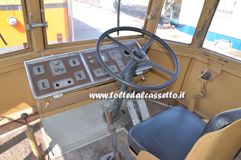 Posto guida a destra di filobus FIAT 668F/240 Piaggio Ansaldo del 1953 (Collezione AssoFitram)
