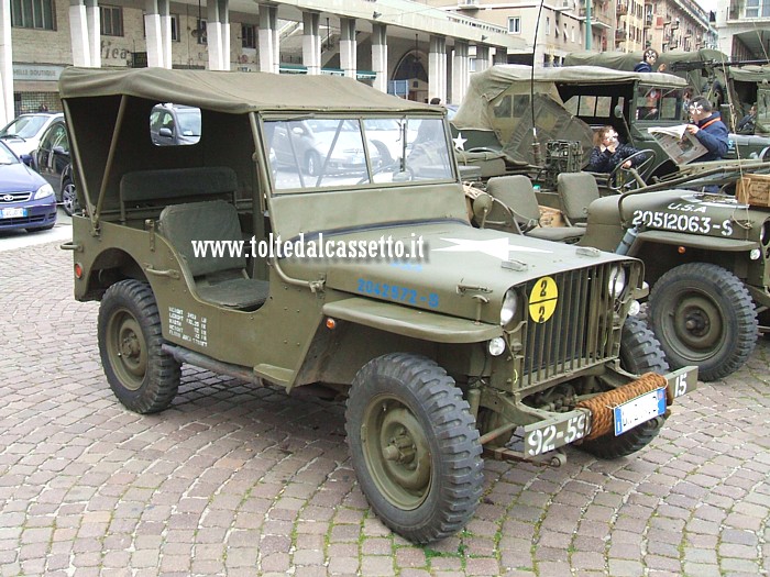 Jeep Willys Overland MB con capottina chiusa