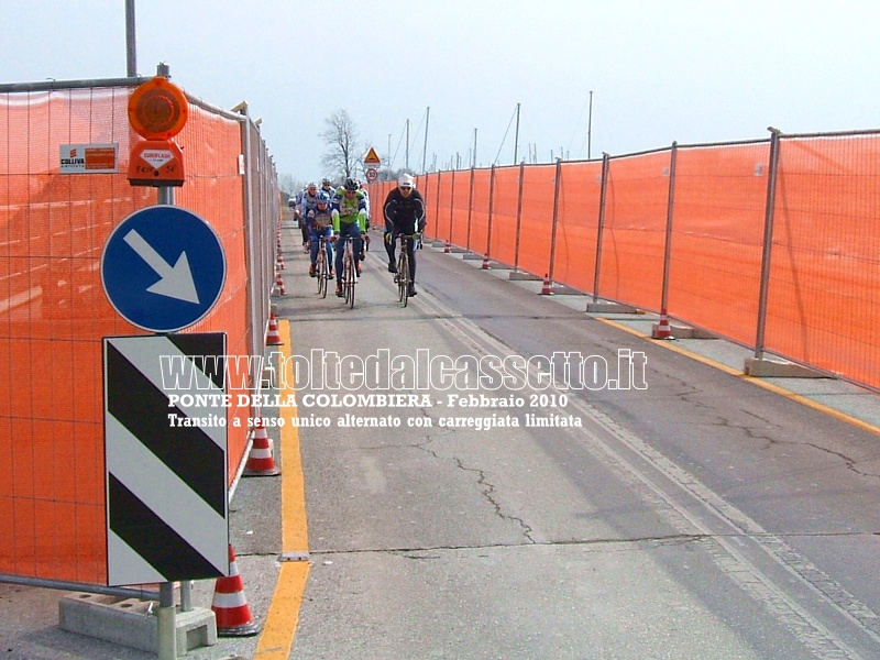 AMEGLIA (Febbraio 2010) - Alcuni ciclisti transitano sul Ponte della Colombiera che ha la carreggiata limitata da reti protettive