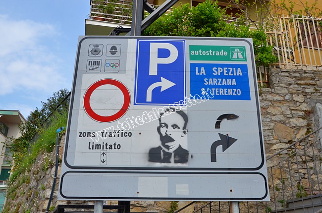 CARTELLI CURIOSI E DIVERTENTI - A Lerici una segnaletica stradale  stata integrata con disegni "Street Art"