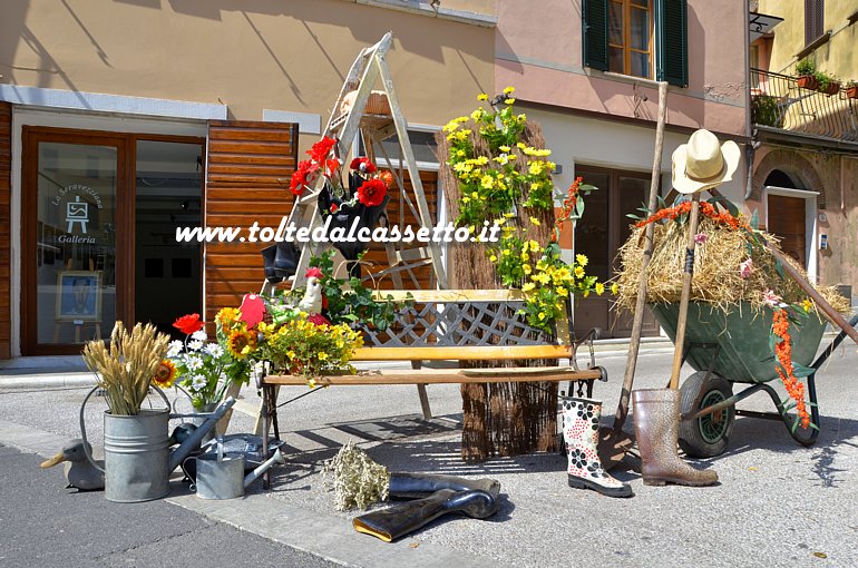 CIBART 2016 (Seravezza) - Tema agricolo/floreale nel lavoro di Nadia Copped e Manuela Moscarello esposto in Piazza Carducci