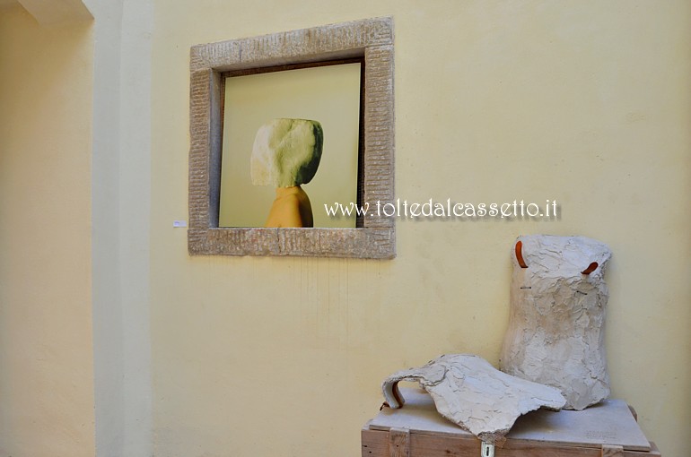 CIBART 2017 (Seravezza) - Fotografia "Mi travesto da pietra 1" (stamopa fotografica su dibond) di Sara Ciuffetta in esposizione nell'atrio di Palazzo Rossetti