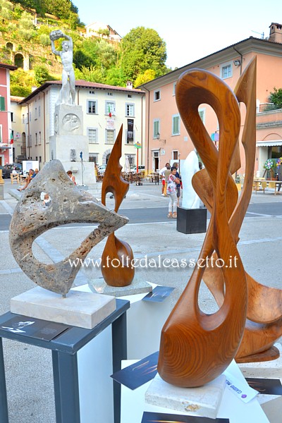 CIBART 2017 (Seravezza) - Sculture di Claudio Michetti esposte in Piazza Carducci