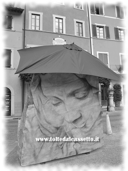 CIBART 2018 (Seravezza) - Volto di Madonna dipinto su un blocco di marmo dal painter Daniele Castagnetti