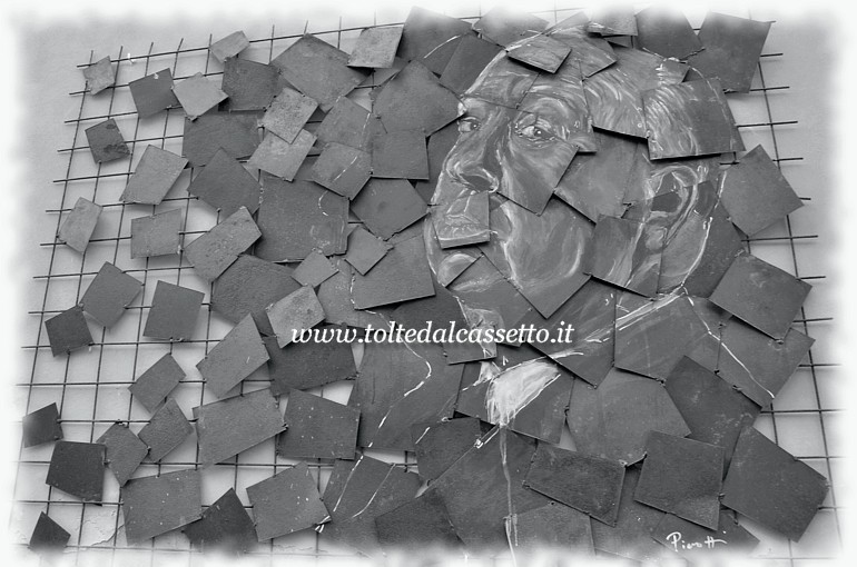 CIBART 2018 (Seravezza) - Scultura di Stefano Pierotti con ritratto di Alfred Hitchcock. Il particolare piano pittorico  realizzato con lamine di ferro sovrapposte e saldate assieme