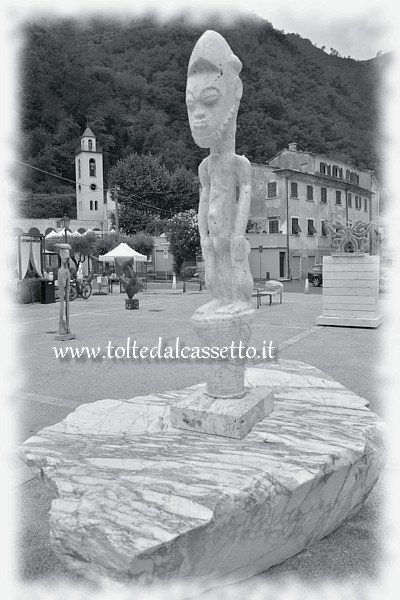 CIBART 2018 (Seravezza) - Sculture di marmo esposte in Piazza Carducci
