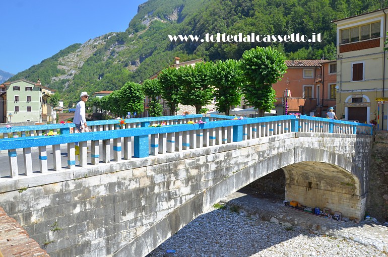 CIBART 2019 (Seravezza) - Le spalline del ponte sul torrente Vezza addobbate a festa