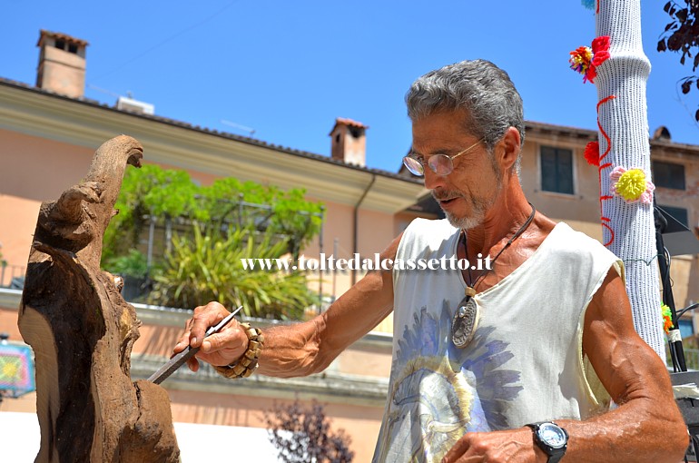 CIBART 2019 (Seravezza) - Lo scultore Luca Germena mentre rifinisce uno degli animali che danno vita al suo zoo di legno