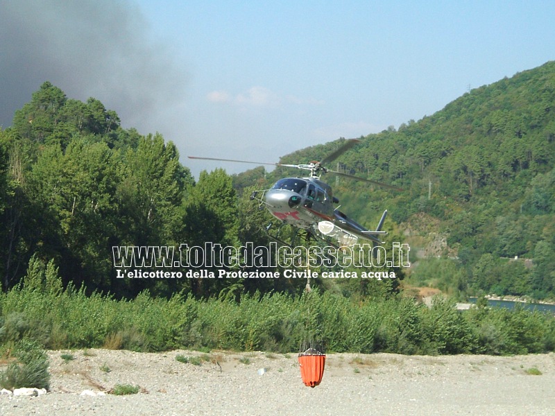 INCENDIO A STADANO del 25/08/2011 - Ore 17:08 - Elicottero della Protezione Civile carica acqua dal fiume Magra