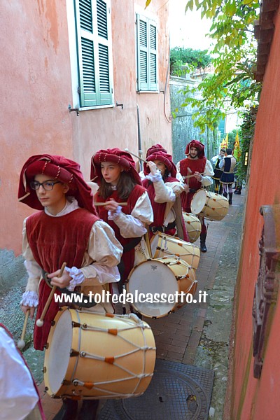 LERICI (Presepe vivente) - Suonatori di tamburo del Gruppo Storico di Fivizzano durante la sfilata nelle stradine del centro storico