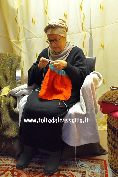 ALBIANO MAGRA (Presepe vivente) - Lavorazione a maglia della lana