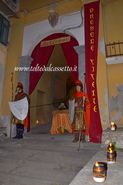 ALBIANO MAGRA (Presepe vivente) - Porta di accesso al borgo con soldati e simboli dell'evento