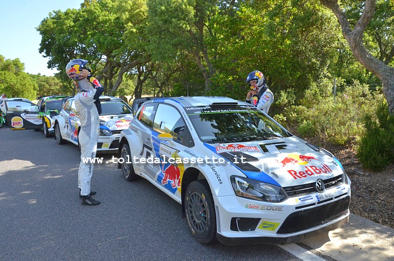 RALLY ITALIA SARDEGNA 2014 - I norvegesi Andreas Mikkelsen e Ola Floene vicino alla loro Volkswagen Polo R WRC (n.9) si sistemano il casco prima della partenza di una prova speciale. Chiuderanno al 4 posto della classifica finale