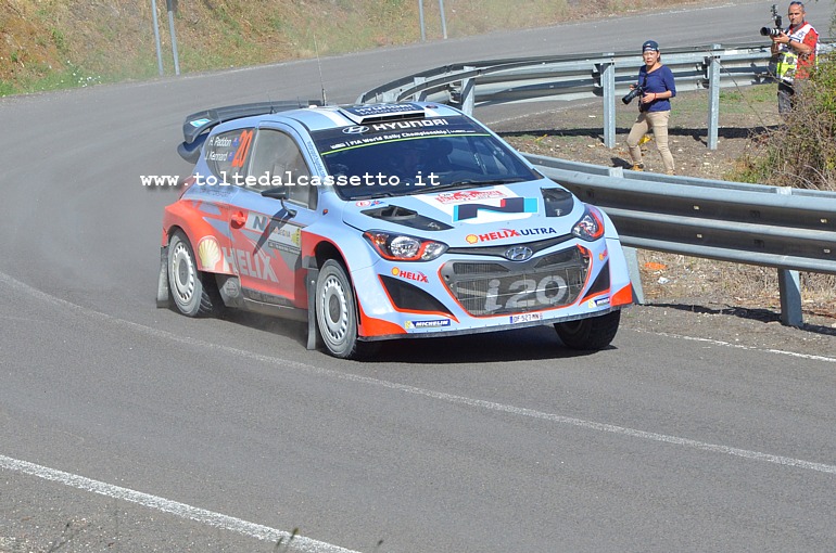 RALLY ITALIA SARDEGNA 2014 - Hayden Paddon (NZL) e John Kennard (NZL) su Hyundai i20 WRC (n.20) impegnati in un tratto su asfalto. Hanno chiuso la competizione al 12 posto