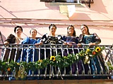 VEZZANO LIGURE (Sagra dell'Uva 2007) - Le dame del Gruppo Storico di Fivizzano affacciate ad un balcone nel rione San Giorgio