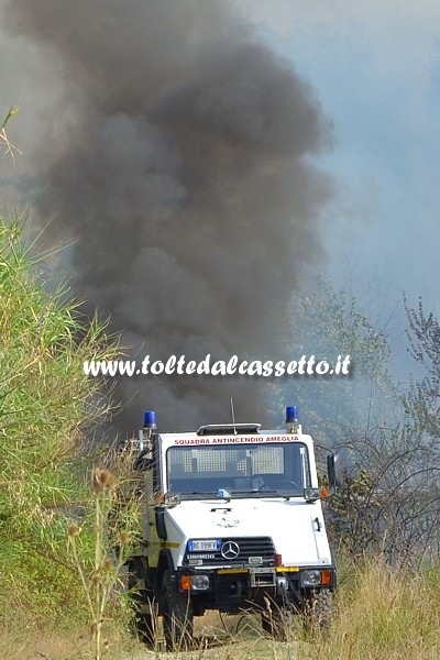 PARCO DEL MAGRA (Piano di Vezzano Ligure) - Dietro un mezzo della Squadra Antincendio di Ameglia bruciano alcune gomme abbandonate di autoveicoli producendo un denso fumo nero