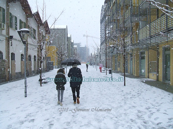 SANTO STEFANO DI MAGRA - La neve imbianca il Viale Piero Pozzoli (ore 11:38 del 24-02-2013)