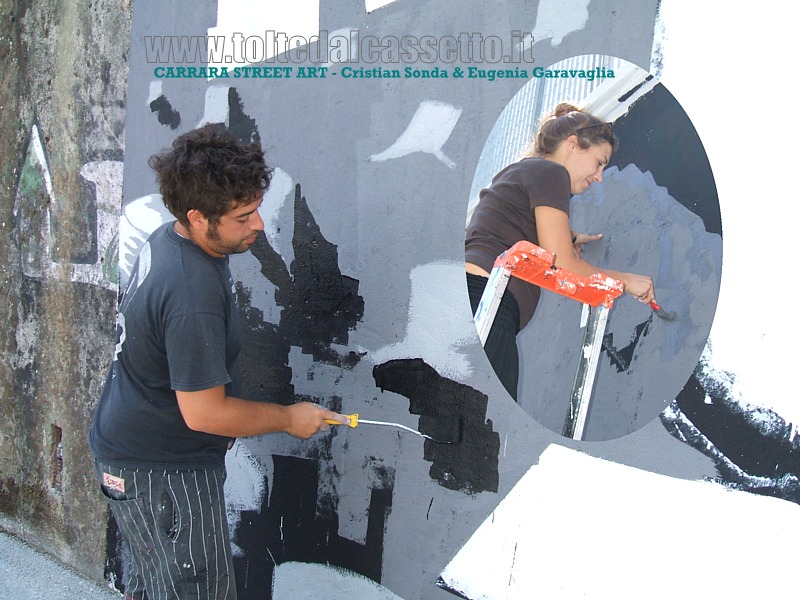CARRARA - Fortitudo Mea in Coloris - Cristian Sonda & Eugenia Garavaglia mentre dipingono