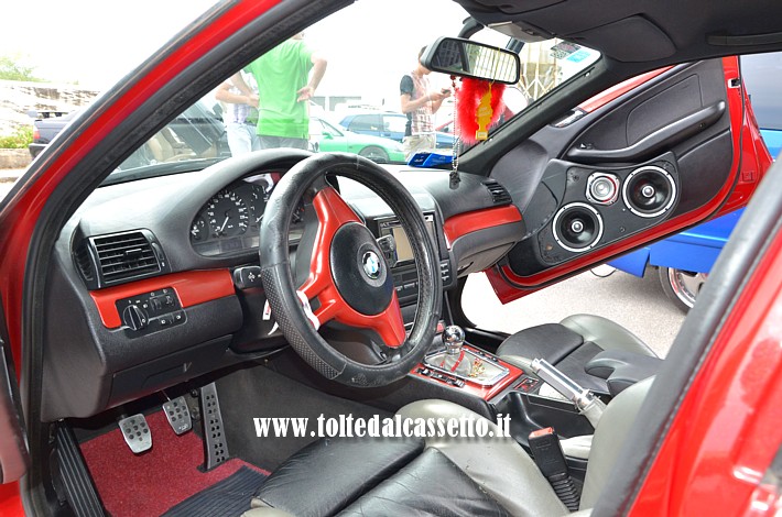 TUNING - Posto guida di BMW Serie 3 con interni di colore rosso/nero