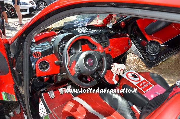 TUNING - Posto guida e interni in pelle rosso/nera di Fiat 500 con vertical doors