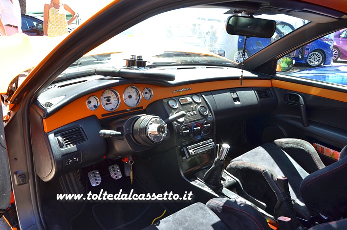 TUNING - Posto guida di Fiat Coup 16V Turbo con volante a sgancio rapido. Gli interni sono in pelle nera