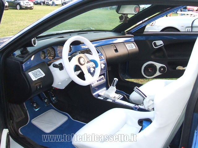 TUNING - Interni Pininfarina di un Fiat Coup rivisitati con i colori nero, bianco (sedili e volante) e blu (cruscotto e tappetini)