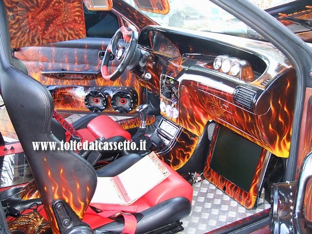 TUNING - Interni di una Fiat Punto con disegni che richiamano le fiamme dell'inferno