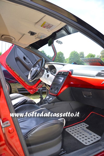 TUNING - Interno bianco-rosso-nero di FIAT Punto con vertical doors