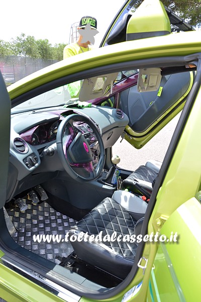 TUNING - Posto guida e interni in tinta grigio/nero di una FORD Fiesta con sedili trapuntati e vertical doors
