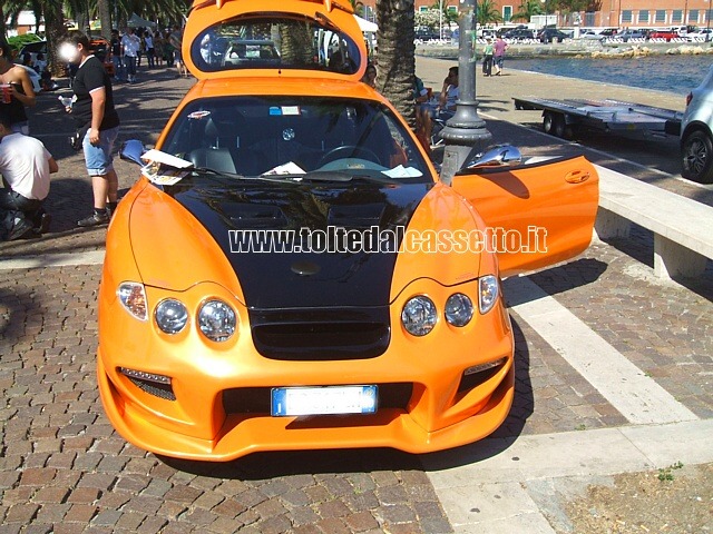 TUNING - Una HYUNDAI Coup con carrozzeria nero e arancio allestita dalla Carrozzeria Menegazzo