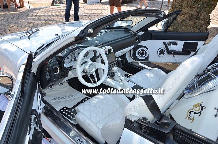 TUNING - Posto guida e interni in pelle bianco/nera di Mazda MX5