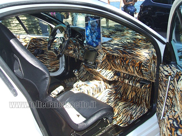 TUNING - Opel Tigra con interni foderati di pelliccia tigrata