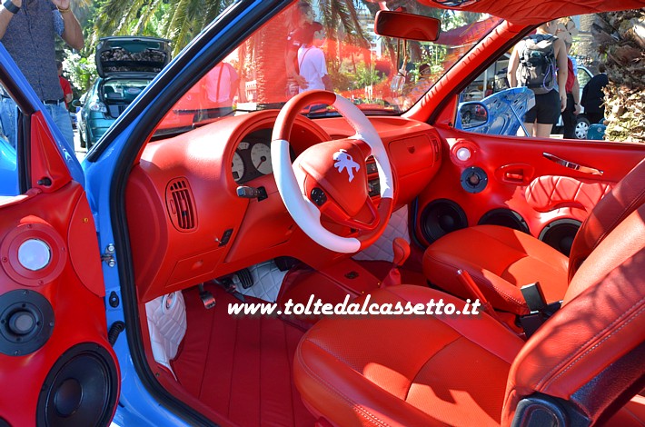 TUNING - Posto guida e interni in pelle rossa e bianca di una Peugeot 106
