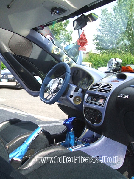 TUNING - Posto guida e interni nero-blu di una Peugeot 206 "vertical doors"