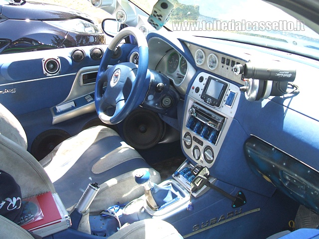 TUNING - Interni grigio-blu e ricca strumentazione di una Subaru Impreza