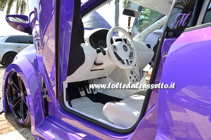 TUNING - Posto guida e interni in pelle bianco/nera di Volkswagen Polo Concept con vertical doors