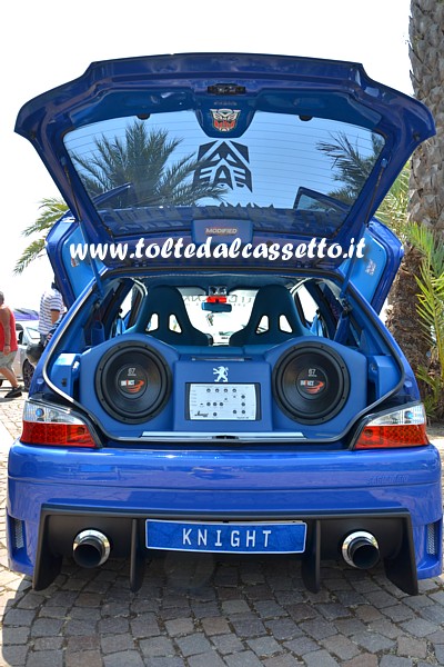 TUNING - Bagagliaio di PEUGEOT 106 con electronic crossover network LANZAR OptiX-3B e due subwoofer IMPACT 67 Series