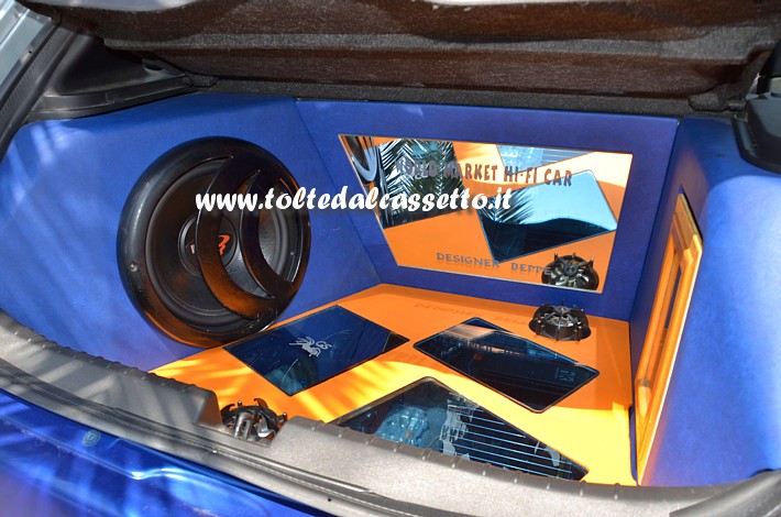 TUNING - Bagagliaio di ALFA ROMEO 147 in tinta giallo/blu con power amplifier HARMAN KARDON HK e subwoofer