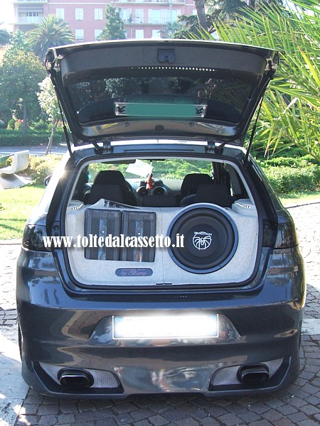 TUNING - Bagagliaio di Audi A3 con subwoofer Soundstream
