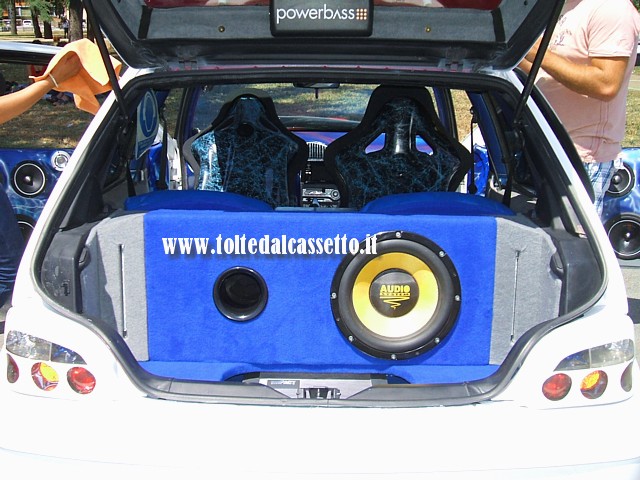 TUNING - Bagagliaio di Citroen Saxo con amplificatore Impact e subwoofer Audio System