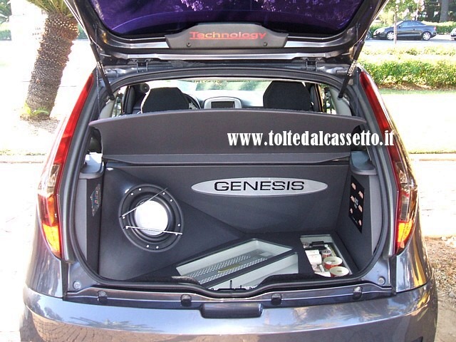 TUNING - Bagagliaio di Fiat Punto con car audio Genesis