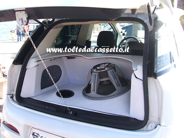 TUNING - Bagagliaio di FIAT Punto (rivestito in pelle bianca) con diffusori HERTZ (subwoofer) e POWERBASS (altri)