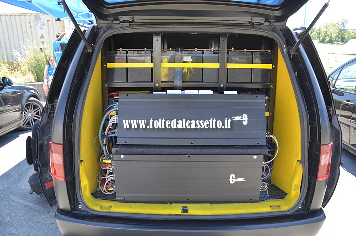 TUNING - Bagagliaio di Fiat Ulysse con amplificatori audio da competizione GROUND ZERO GZ