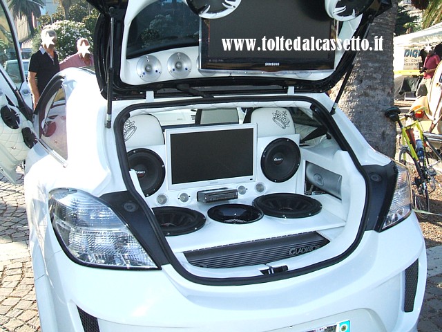 TUNING - Raffinato bagagliaio di Opel Astra con rivestimenti di colore bianco, car audio Gladiator e schermi video Samsung