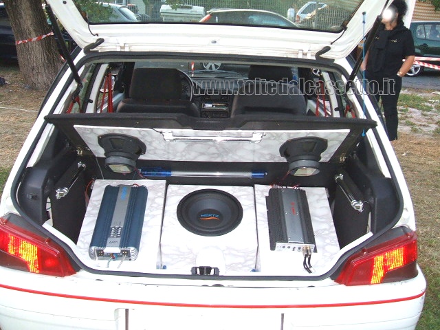 TUNING - Bagagliaio di Peugeot 106 con diffusori acustici Hertz