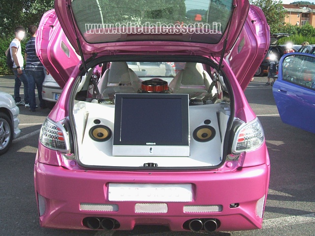 TUNING - Una Peugeot 206 vertical doors il cui bagagliaio e i sedili posteriori sono interamenti occupati da apparati audio-video da competizione