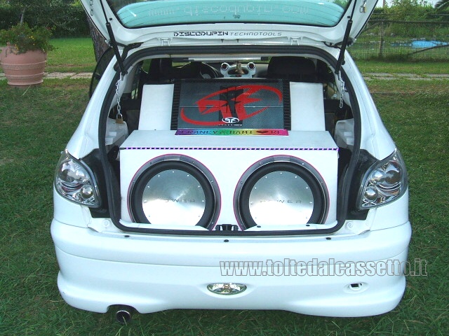 TUNING - Bagagliaio di Peugeot 206 con diffusori Power Acoustik (car audio da competizione)