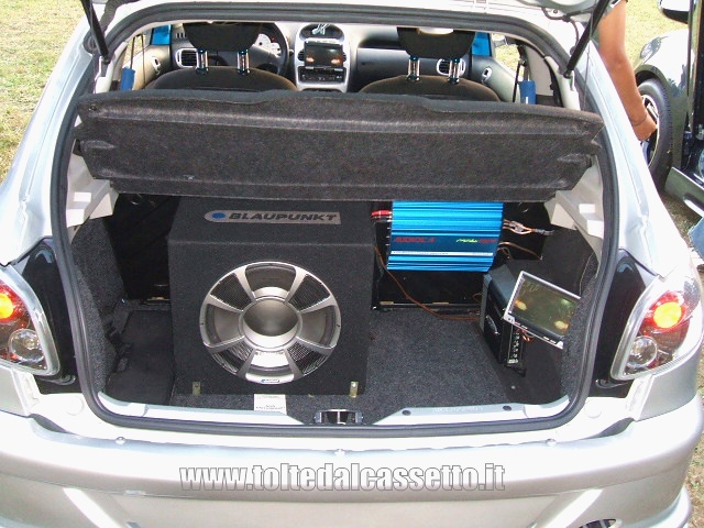 TUNING - Bagagliaio di Peugeot 206 con diffusori acustici Blaupunkt